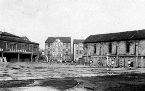Imagen del patio de Salesianos del año 1972, cuando, coincidiendo con el 75 aniversario, el centro comenzó sus obras de ampliación.