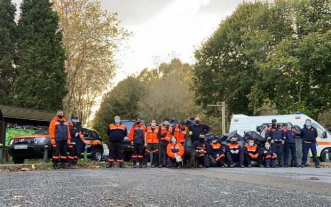 La asociación Euskadi 4x4, Ayuda y Rescate nació el pasado invierno tras un fallido intento de rescatar en Araba a un miembro de un grupo de aficionados al todoterreno. La asociación Euskadi 4x4, Ayuda y Rescate nació el pasado invierno tras un fallido intento de rescatar en Araba a un miembro de un grupo de aficionados al todoterreno.