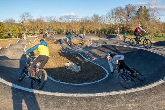 Bicis circulan por un circuito de obstáculos y badenes como el que creará Lezama.