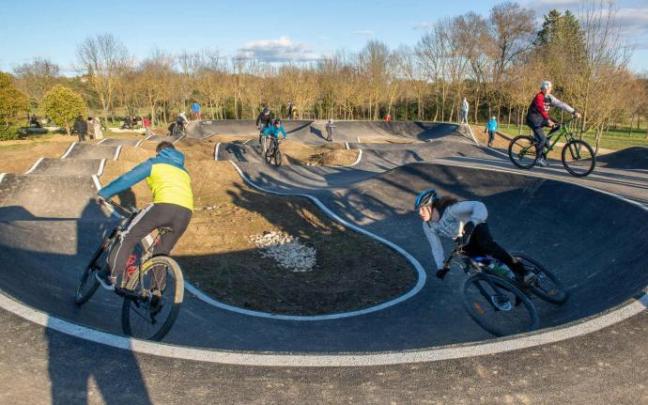 Bicis circulan por un circuito de obstáculos y badenes como el que creará Lezama.