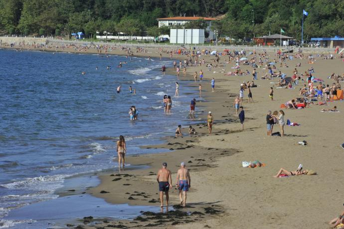 La playa de Ereaga, en un día soleado del pasado verano.