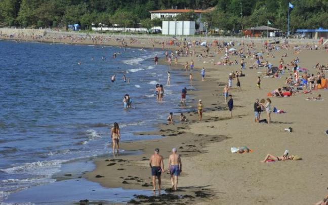 La playa de Ereaga, en un día soleado del pasado verano.