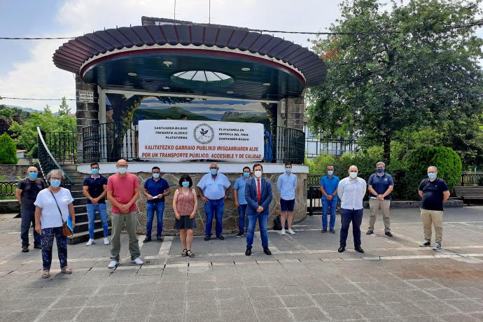 Encuentro en Karrantza entre pasajeros y representantes municipales.