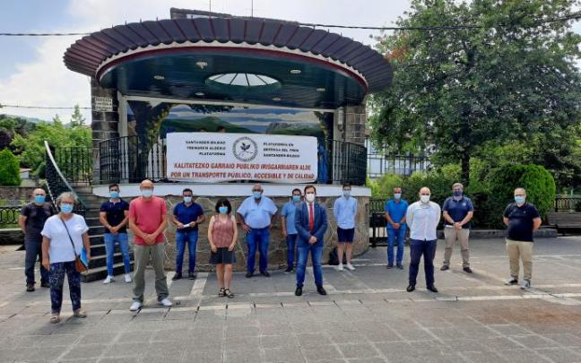 Encuentro en Karrantza entre pasajeros y representantes municipales. Encuentro en Karrantza entre pasajeros y representantes municipales.