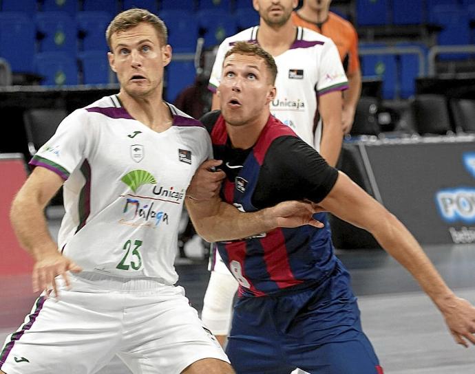 Sedekerskis pelea por la posición con Abromaitis en un partido de la pasada temporada. Foto: Alex Larretxi