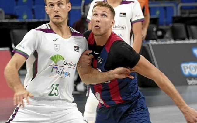 Sedekerskis pelea por la posición con Abromaitis en un partido de la pasada temporada. Foto: Alex Larretxi