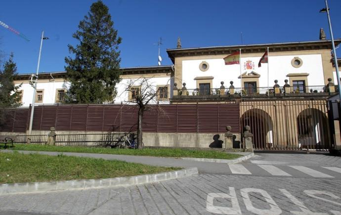 Fachada de la cárcel de Martutene, donde se ha localizado un brote de covid con 70 personas positivas.