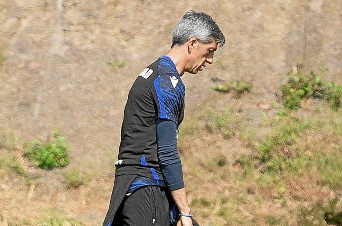 Imanol Alguacil juega con un balón en un entrenamiento en Zubieta.