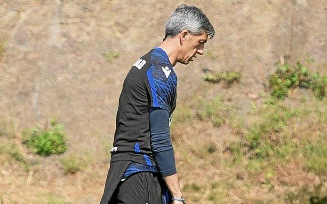Imanol Alguacil juega con un balón en un entrenamiento en Zubieta.