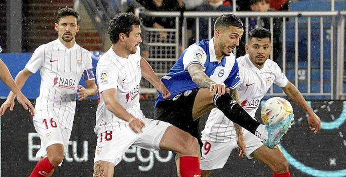 Joselu, en la imagen rodeado por varios futbolistas del Sevilla, se mantiene como la principal y casi única amenaza ofensiva del Alavés en esta temporada. Foto: Alex Larretxi