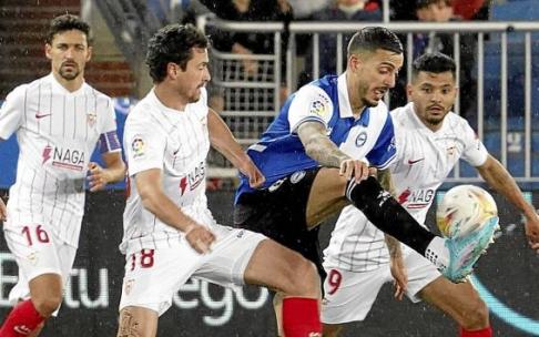 Joselu, en la imagen rodeado por varios futbolistas del Sevilla, se mantiene como la principal y casi única amenaza ofensiva del Alavés en esta temporada. Foto: Alex Larretxi