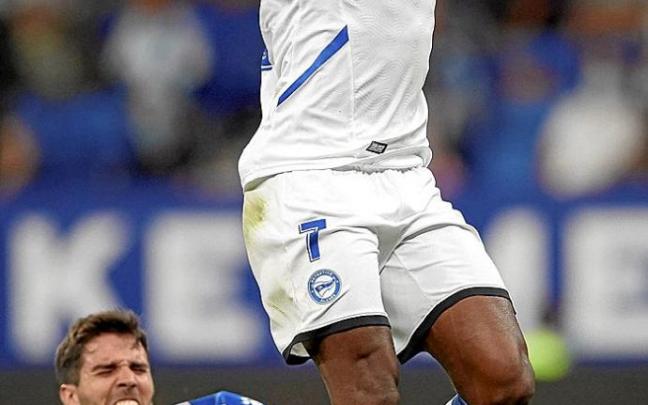 Sylla, que entró en el segundo periodo, deja atrás al espanyolista David López. Foto: Efe Sylla, que entró en el segundo periodo, deja atrás al espanyolista David López. Foto: Efe