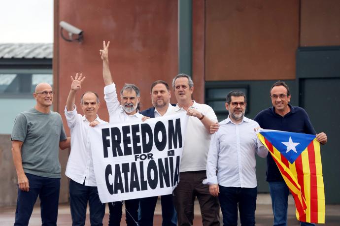 Salida de la cárcel de siete de los líderes independentistas indultados.