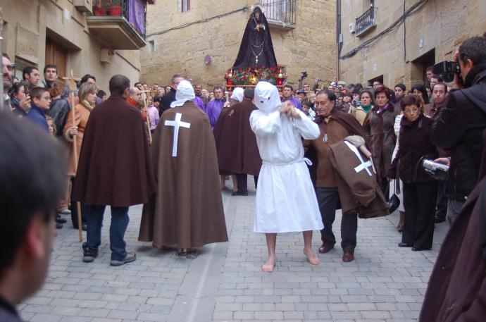 El recorrido de la procesión se llena de espectadores para ver a los 'picaos'.