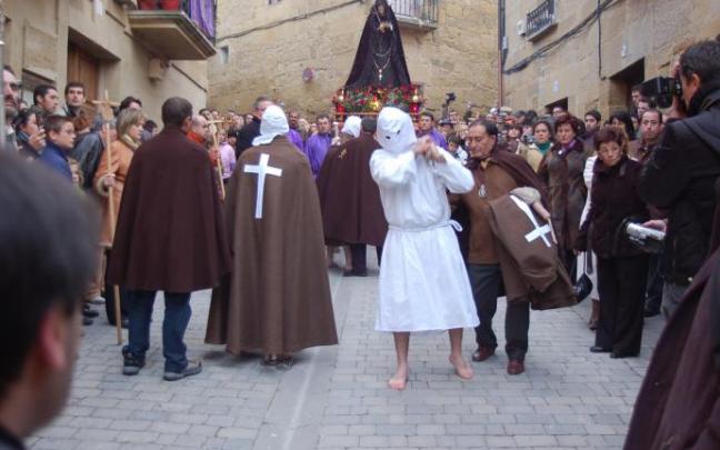 El recorrido de la procesión se llena de espectadores para ver a los 'picaos'. El recorrido de la procesión se llena de espectadores para ver a los 'picaos'.
