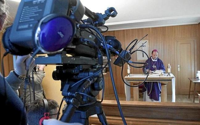 Celebración de una misa sin público y retrasmitida en directo durante el estado de alarma por la infección de coronavirus. Foto: Josu Chavarri