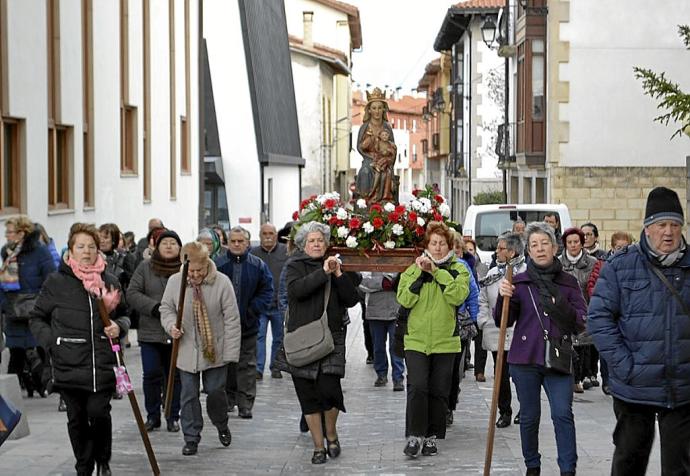 Procesión de la Virgen por las calles de Amurrio en una imagen de archivo.