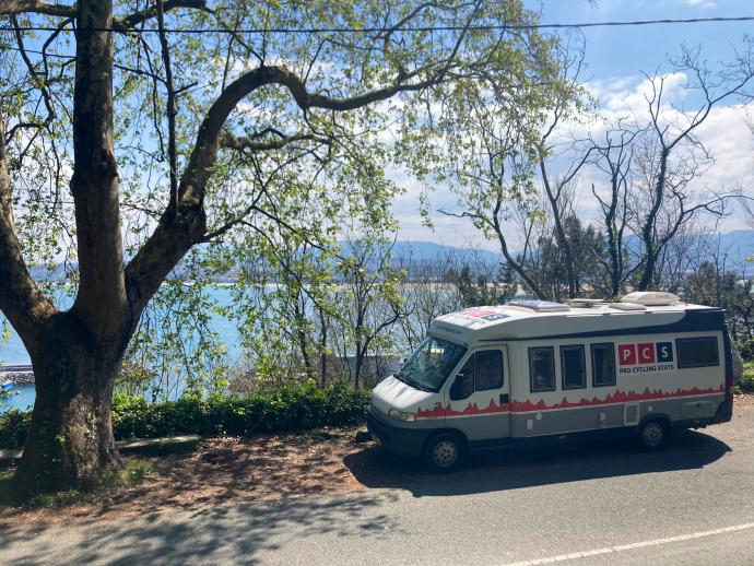 La caravana de Procyclingstats, aparcada en la carretera del Faro en Hondarribia