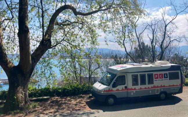La caravana de Procyclingstats, aparcada en la carretera del Faro en Hondarribia