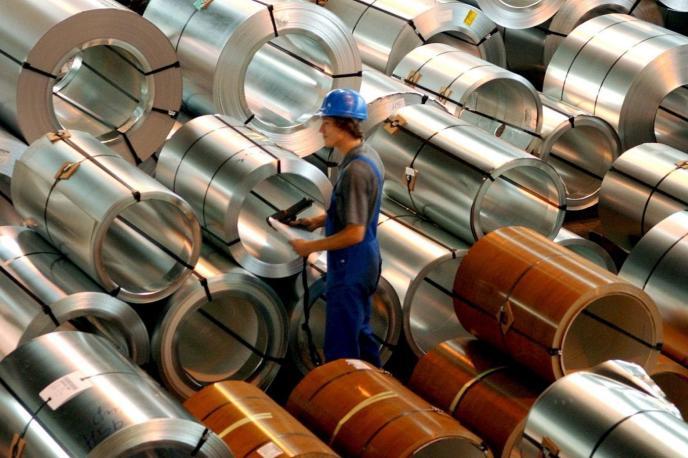 Rollos de acero preparados para ser almacenados en una planta industrial.