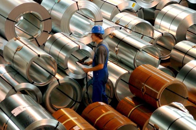 Rollos de acero preparados para ser almacenados en una planta industrial.