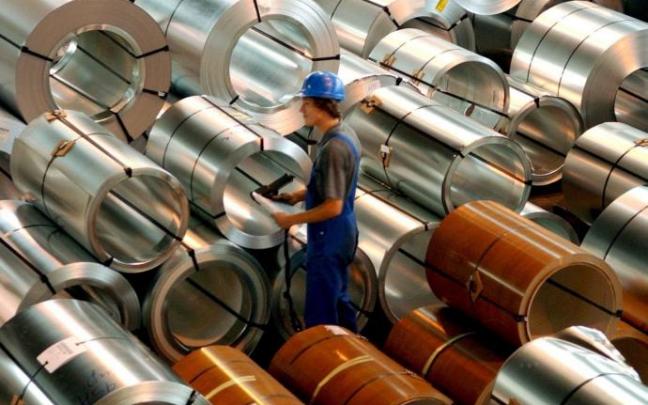 Rollos de acero preparados para ser almacenados en una planta industrial. Rollos de acero preparados para ser almacenados en una planta industrial.