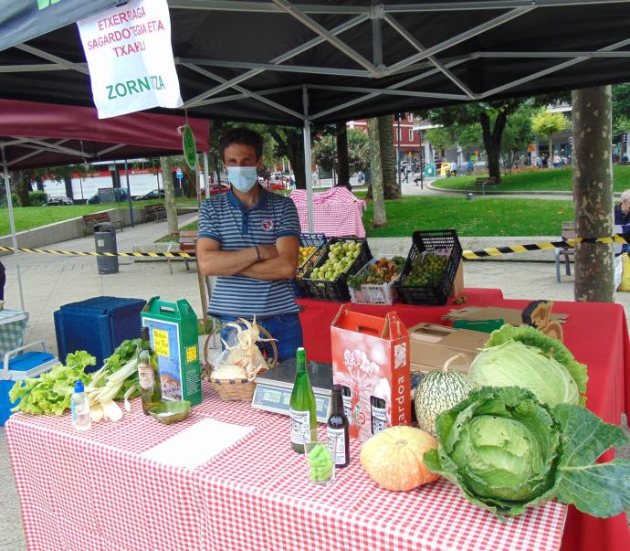 Unai Bilbao, uno de los productores que acudió a la feria a vender txakoli y sidra.