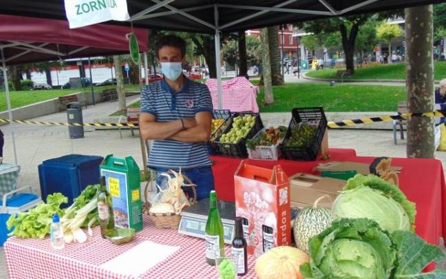 Unai Bilbao, uno de los productores que acudió a la feria a vender txakoli y sidra. Unai Bilbao, uno de los productores que acudió a la feria a vender txakoli y sidra.