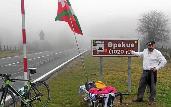 Miguel García, en la cima de Opakua.
