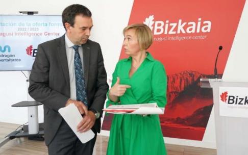 Vicente Atxa y Ainara Basurko presentaron ayer jueves en Urduliz la nueva oferta formativa. Vicente Atxa y Ainara Basurko presentaron ayer jueves en Urduliz la nueva oferta formativa.