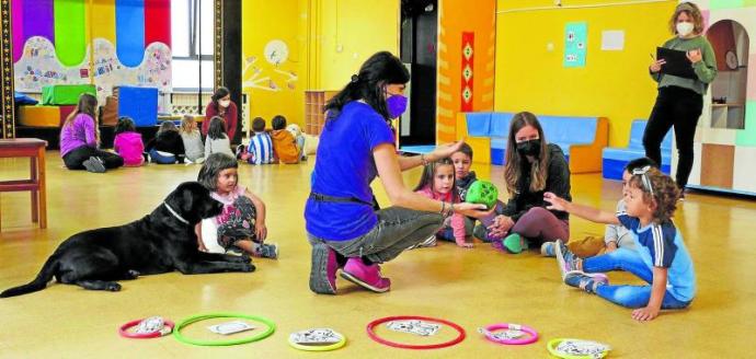 Visita de 'Lur' y 'Lua', dos de los perros de Biak Bat a la ludoteca de Altsasu para jugar con los txikis.