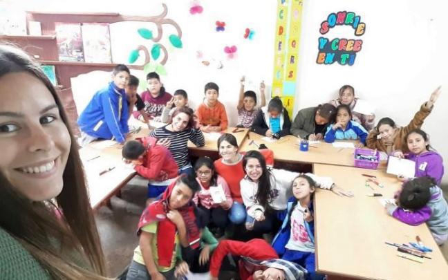 Imagen de archivo de una cooperante vasca en un colegio de Perú.