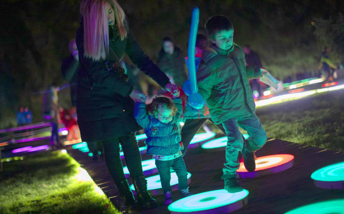 Niños disfrutando del festival de videoarte Otras Luces.