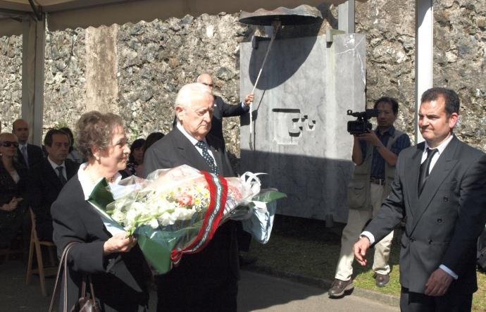 Ofrenda floral a las víctimas del bombardeo del 26 de abril de 1937 en el cementerio de Zallo.