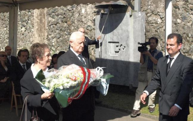Ofrenda floral a las víctimas del bombardeo del 26 de abril de 1937 en el cementerio de Zallo.