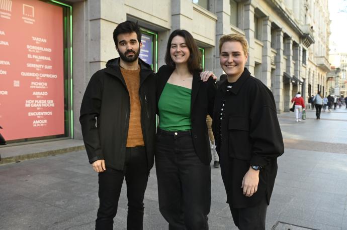 Mikel Herce, Paula Aguirrezaldegui y Uxue Izco, tras el acto celebrado en la Sala BBK.