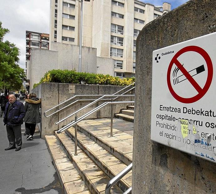 Cartel de prohibido fumar en el HUA-Santiago. Foto: Alex Larretxi