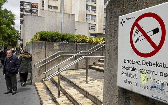 Cartel de prohibido fumar en el HUA-Santiago. Foto: Alex Larretxi