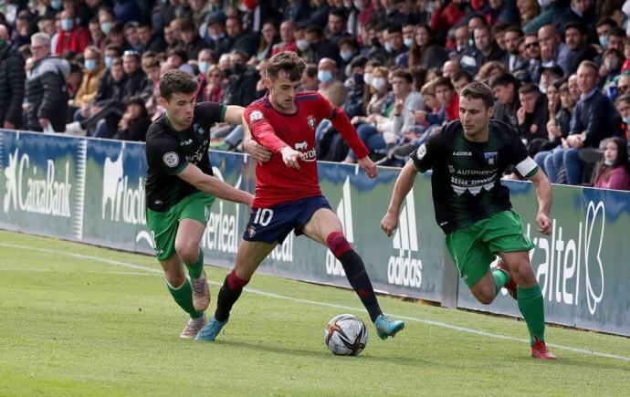 Aimar Oroz se abre paso ante dos rivales del Sestao el pasado sábado en Tajonar.