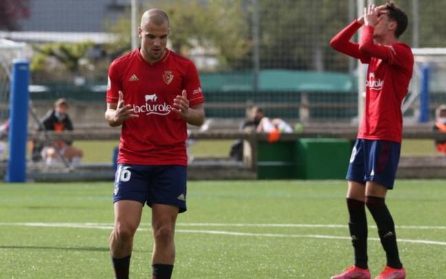 Joel y Aimar se lamentan tras una ocasión desperdiciada.