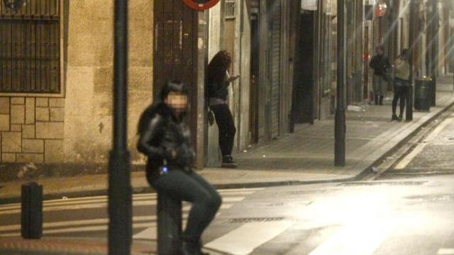 Imagen de archivo de una mujer ejerciendo la prostitución