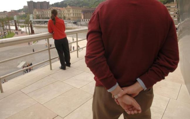 Un agente de la Ertzaintza de paisano durante un operativo de vigilancia a una víctima.