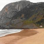 La pareja de alimoches ha elegido la protección de Ogoño para criar a su polluelo nacido "hace unos 70 días". Foto: I. Fradua