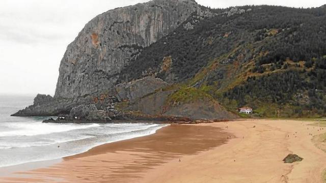 La pareja de alimoches ha elegido la protección de Ogoño para criar a su polluelo nacido "hace unos 70 días". Foto: I. Fradua