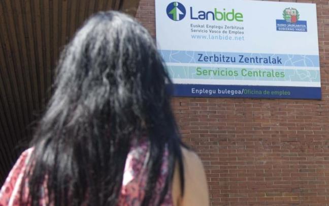 Una mujer, ante una oficina de Lanbide. Una mujer, ante una oficina de Lanbide.