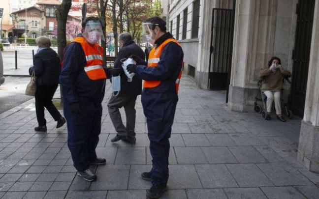 Miembros de Protección Civil repartiendo mascarillas a la entrada del Ambulatorio Doctor San Martín, durante el estado de alarma decretado por coronavirus. Miembros de Protección Civil repartiendo mascarillas a la entrada del Ambulatorio Doctor San Martín, durante el estado de alarma decretado por coronavirus.