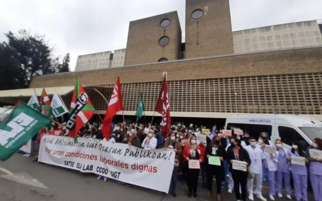 Concentración de sindicatos ante hospitales de Osakidetza.
