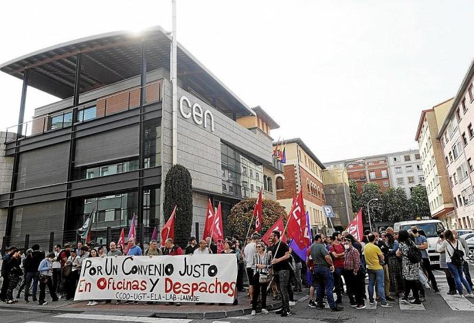 Protesta por el convenio bloqueado de Oficinas y Despachos de Navarra