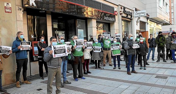 Protesta contra el desahucio de Emiliana frente a la sede de Kutxabank