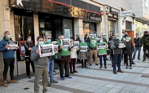 Protesta contra el desahucio de Emiliana frente a la sede de Kutxabank